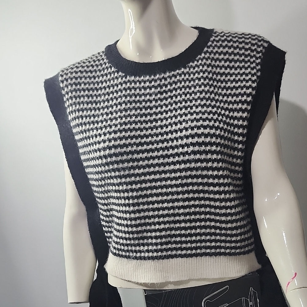 Vestique❣️Black and White Crewneck Sweater